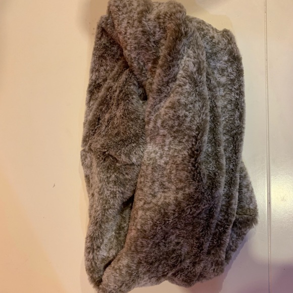 American Eagle Infinity Fluffy Scarf - Picture 2 of 3